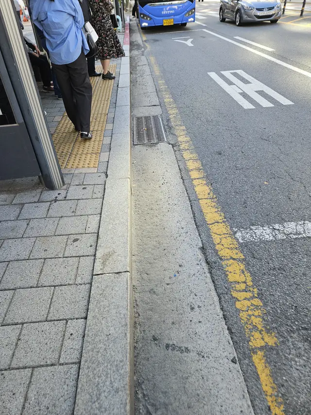 화성 버스정류장 앞 경계석 시공전후 작업후