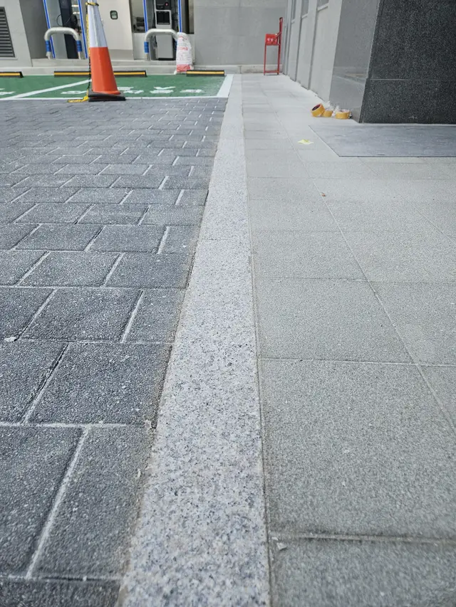 수원 상가 주차장 진입로 경계석 시공전후 작업후