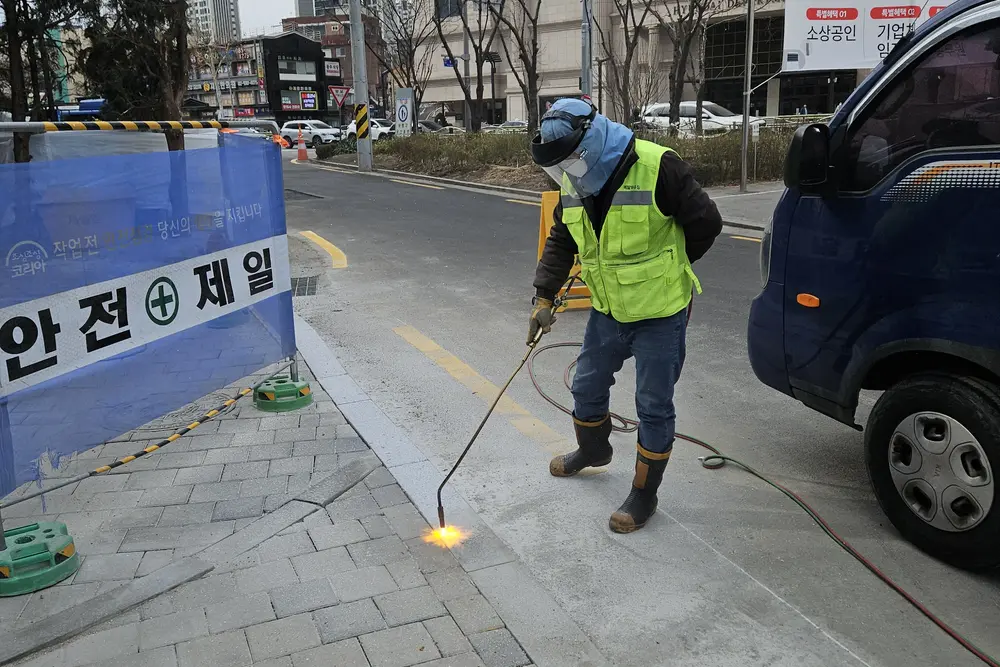 성남 도로변 경계석버너작업 현장